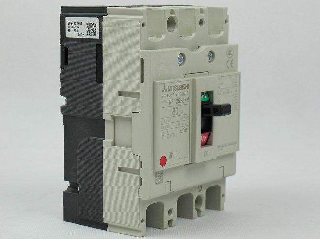 采购三菱电机(mitsubishielectric)低压配电与工业自动化产品,请联系我们公司的客服热线! 日本三菱有限公司克拉玛依市区域代理-三菱变频器定期保养:定期除尘检查风扇进风口是否堵死,每月清扫空气过滤器冷却风道及内部灰尘。定期检查,应一年进行一次:检查螺丝钉、螺栓以及即插件等是否松动,输入输出电抗器的对地及相间电阻是否有短路现象,正常应大于几十兆欧。导体及绝缘体是否有腐蚀现象,如有要及时用酒精擦拭干净。测量开关电源输出各电路电压的平稳性,如:5V、12V、15V、24V等电压。接触器的触点是否有