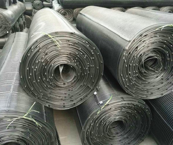 据介绍,组建该基地的目的是结合四川省强势建材企业的长处形成优势互补,共同投资与联合研制开发化学建材产品、化学建材原料、工装设备等,使得四川的建材企业拥有更大的市场竞争力,全面提高化学建材技术产业化水平,形成专业化分工、规模化生产、集约化经营、经济协调发展的良好局面。其中,在工装设备方面,将研制开发大口径塑料管自动化生产线,技术指标要达到国内先进水平;化学建材原料方面,研制开发纳米聚乙烯复合材料,通过8760小时热稳定实验,达到国际先进水平。?