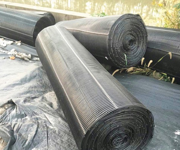 据介绍,组建该基地的目的是结合四川省强势建材企业的长处形成优势互补,共同投资与联合研制开发化学建材产品、化学建材原料、工装设备等,使得四川的建材企业拥有更大的市场竞争力,全面提高化学建材技术产业化水平,形成专业化分工、规模化生产、集约化经营、经济协调发展的良好局面。其中,在工装设备方面,将研制开发大口径塑料管自动化生产线,技术指标要达到国内先进水平;化学建材原料方面,研制开发纳米聚乙烯复合材料,通过8760小时热稳定实验,达到国际先进水平。?