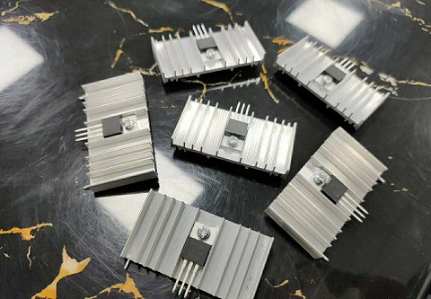 三极管自动剪脚组装锁螺丝机全自动化设备