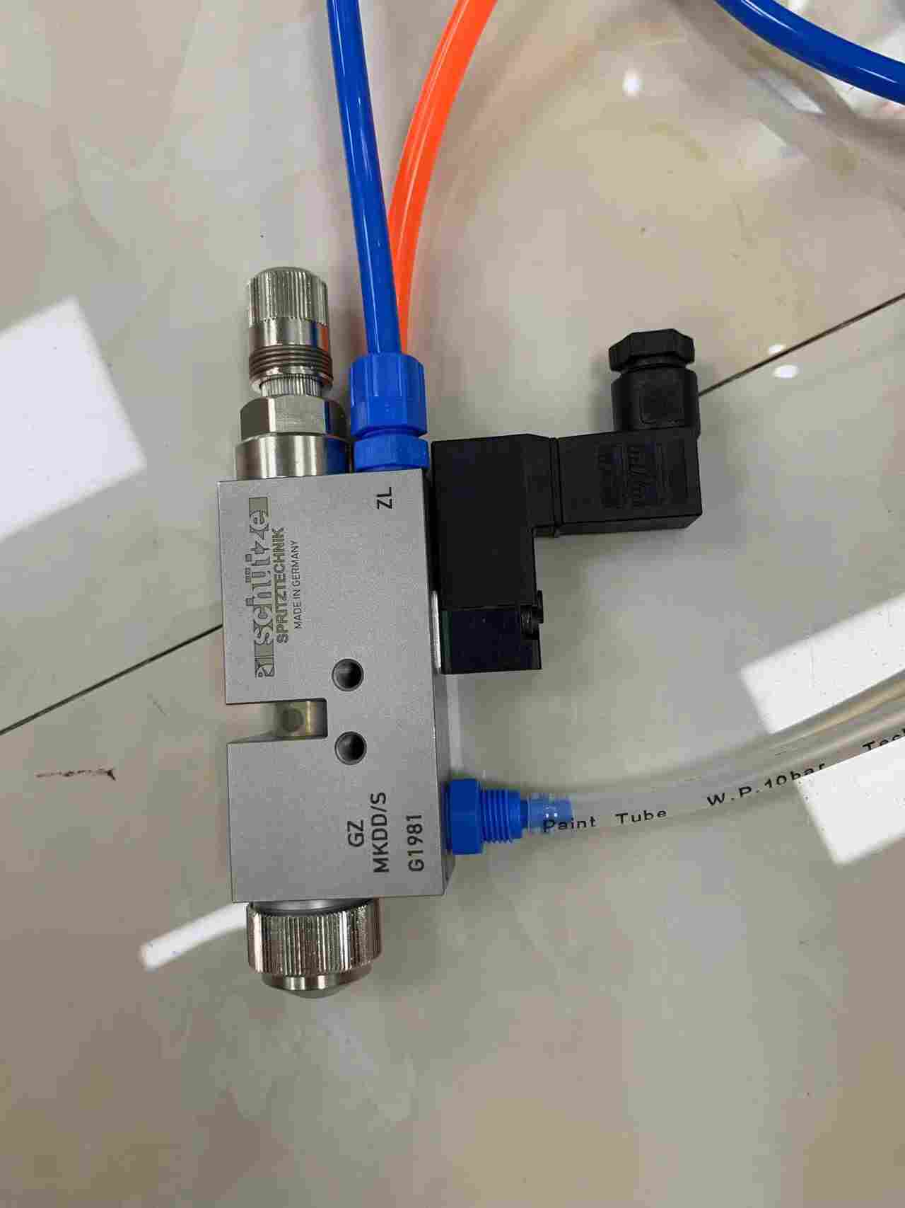 中胎自动喷胶阀篮球用黄胶胶