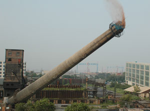 林州市砖烟囱拆除公司---三里港高空在现场