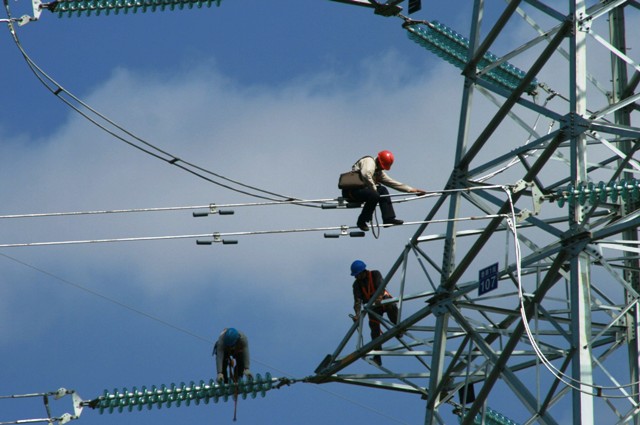 智能變頻太陽(yáng)能超聲波驅(qū)鳥器電力桿塔線路驅(qū)鳥器專注生產(chǎn)研發(fā)十年供應(yīng)商