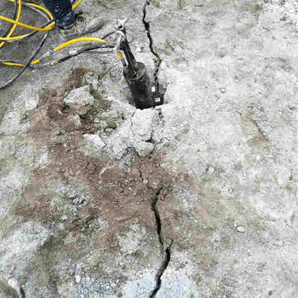 吉林石灰石二次分解拆除劈石机实体厂家