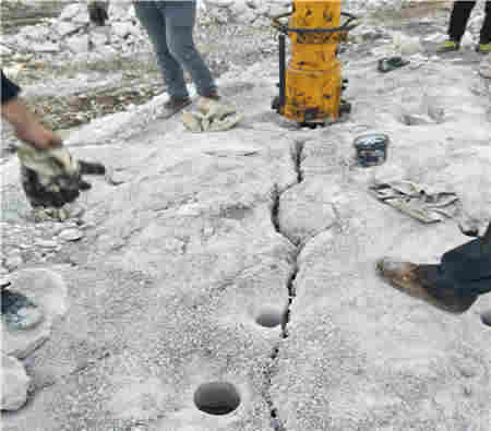 岩石分解劈石机破一个桩头了 岩石分裂器