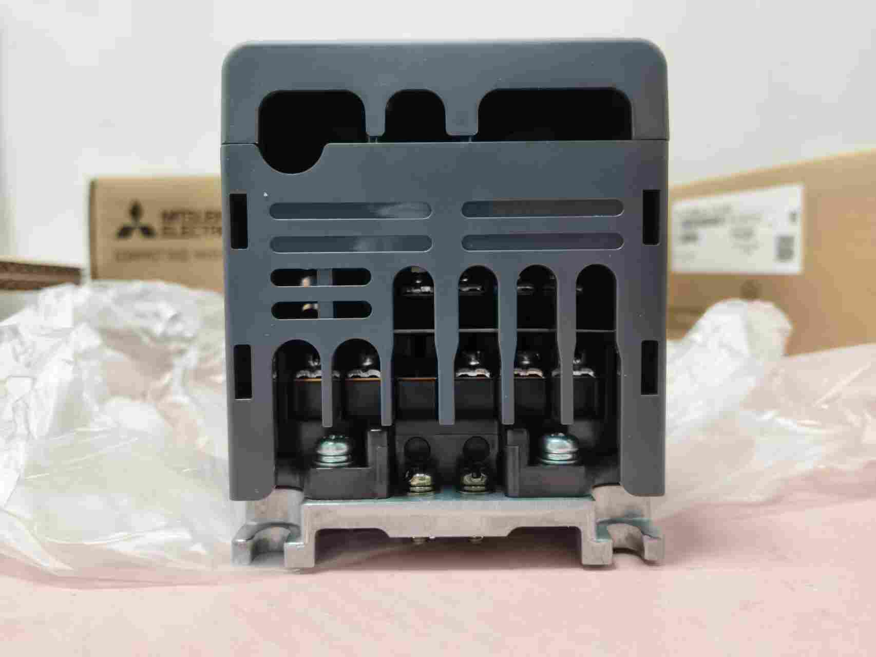 三菱 FR-D720S-0.1K-CHT 单相 220V 输入 0.1KW 小型变频器 D700 系